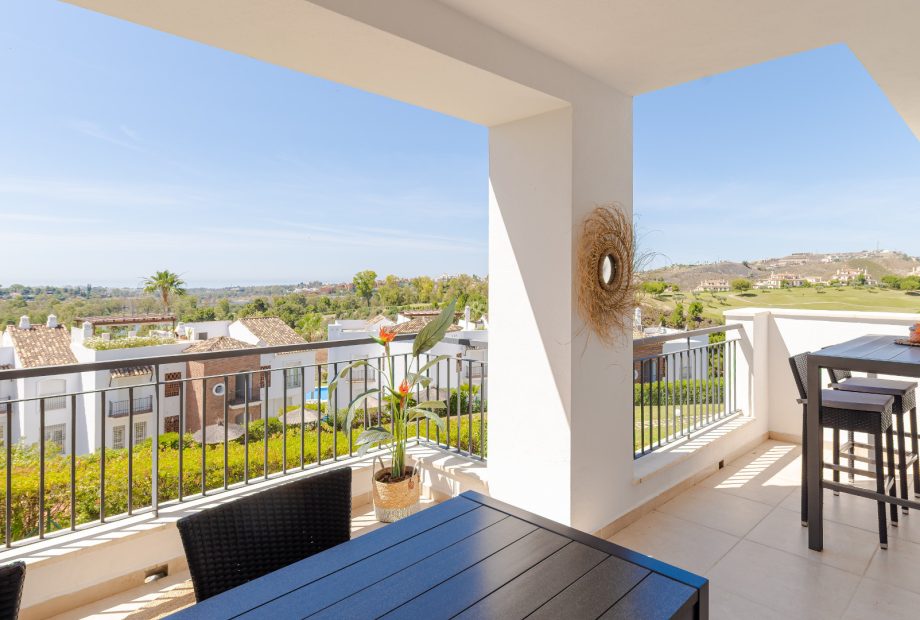 Apartment in Los Robles Los Arqueros Benahavis, fully furnished in a ‘hotel chique style’ with golf and sea views