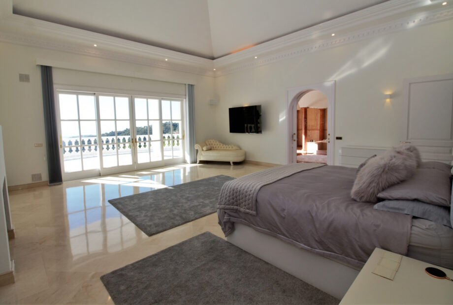 Exquisite La Zagaleta Villa in Benahavís with Sea Views and Luxury Amenities